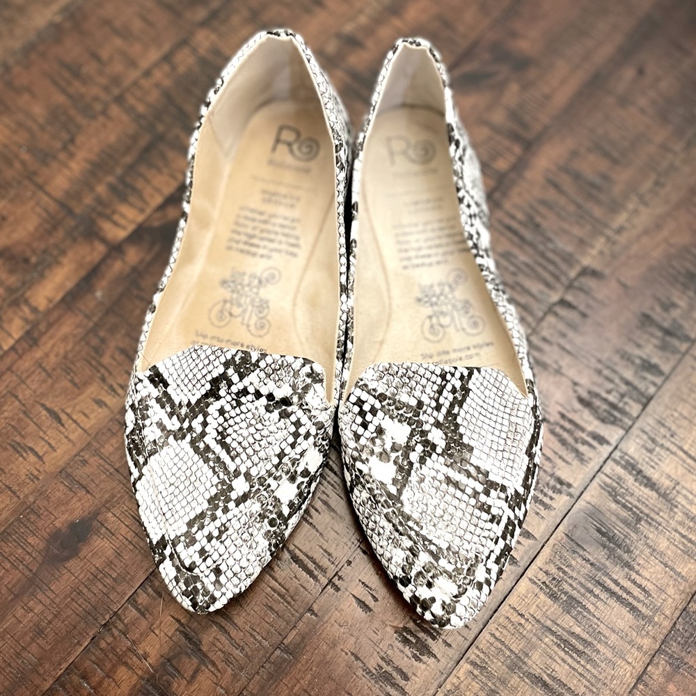 Women’s snakeskin foldable flats, with storage bag. Size Small (5.5-6.5).